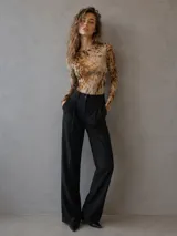 Body de tul ajustado con estampado animal print, escote redondo y mangas largas.