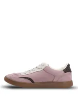 Championes de estilo urbano en color lila, confeccionados en material sintético con textura similar a la gamuza. Presentan detalles en color marrón oscuro en la puntera y el talón, cordones claros y suela de goma color caramelo.