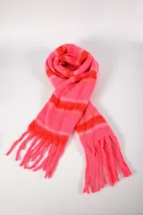 Bufanda rectangular de tejido suave color rosa con rayas horizontales color naranja y flecos en los extremos.