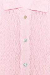 Chaqueta de punto color rosado con cuello polo, manga larga y cierre frontal con botones.
