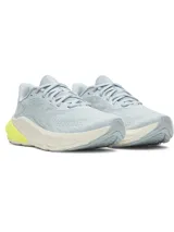 Championes de running Under Armour Turbulence 3 para mujer, en color celeste con entresuela blanca y detalles en amarillo flúor en el talón. CapELLADA de malla transpirable y suela de goma.
