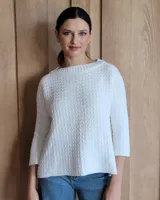 Sweater de punto color verde claro con textura tipo waffle, cuello redondo y mangas 3/4.