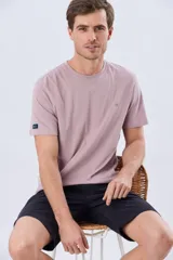 Remera lisa de manga corta y cuello redondo, color gris oscuro, de calce cómodo con pequeño logo bordado en el pecho.