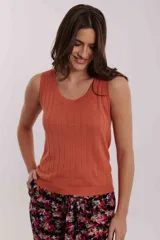 Musculosa fucsia de tejido de punto con cuello redondo y diseño acanalado vertical.