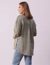 Blusa verde con rayas verticales blancas, cuello en V con botones y mangas 3/4 con puño y botón.