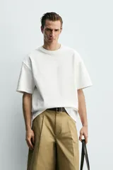 Sudadera de corte relajado confeccionada en tejido técnico interlock con mezcla de algodón, cuello redondo y manga corta.