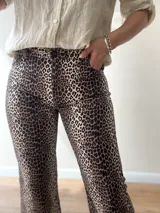 Pantalón jean crop de tiro alto con estampado animal print, confeccionado en algodón y elastano. El corte es recto con terminaciones desflecadas.
