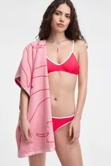 Bombacha de bikini tiro bajo color rojo vibrante con ribete blanco en los bordes.