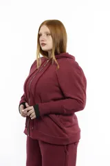 Campera deportiva oversize con capucha, cierre metálico frontal y bolsillos laterales. Presenta mangas raglán con volumen pronunciado y puños largos acanalados. Confeccionada en felpa de algodón, con cordones regulables a tono y terminaciones metálicas.