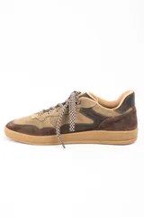 Zapatilla de cuero combinada en tonos marrones y visón, con diseño de paneles superpuestos, cordones jaspeados y suela de goma color caramelo.