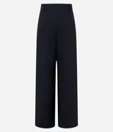 Pantalón pantalona de corte sastre color negro, confeccionado en tejido plano con trabillas en la cintura, cierre tradicional, elástico y lazo en la cintura. Cuenta con pliegues delanteros y bolsillos falsos traseros.