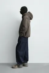 Cazadora relaxed fit de tejido técnico repelente al agua, con interior forrado en tejido polar. Presenta capucha ajustable, cierre frontal con cremallera, bolsillos con cierre en pecho y cadera, y puños y bajo con elástico.