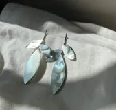 Aros colgantes hechos a mano en bronce con forma de hojas.