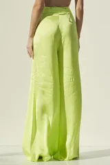 Pantalón verde lima de tiro alto y corte palazzo.