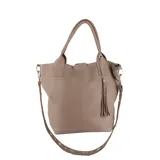 Maxi bolso tipo shopper color negro, confeccionado en cuero sintético. Tiene doble asa de hombro reforzada y correa desmontable con ojales metálicos. Incluye un neceser interior y cierre superior con imán doble.