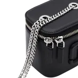 Bolso de mano tipo vanity bag de Marc Jacobs, color negro, con diseño estructurado y cierre de cremallera bidireccional. Presenta el logo J Marc en relieve en el frente y una correa de cadena metálica para llevar al hombro o cruzado.