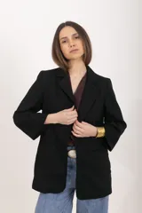 Blazer color beige de corte recto y calce relajado, con cuello de solapas, bolsillos delanteros aplicados y mangas con vuelta. Confeccionado en lino y viscosa con forro de batista.