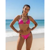 Bikini de dos piezas con estampado de corazones negros sobre fondo fucsia. El top es de estilo triángulo con tiras negras, y la parte inferior es una tanga con tiras laterales negras.