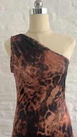 Vestido corto ajustado al cuerpo, con un solo hombro y estampado animal print en tonos marrones y negros.