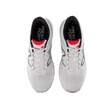 Championes de running New Balance M880 color gris con detalles en negro y rojo.