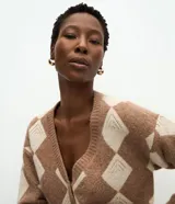 Cardigan de punto con estampado de cuadros argyle en tonos marrón y beige. Presenta escote en V, cierre frontal con botones, mangas largas con puños acanalados y corte recto.