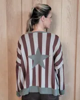 Buzo tostado de corte holgado con cuello redondo y manga larga. Presenta una estrella blanca estampada en la espalda y ribete marrón en cuello y ruedo.