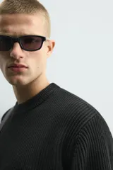 Jersey de punto con corte regular fit, cuello redondo y manga larga. Presenta un diseño de textura acanalada con acabados en rib en puños y bajo.