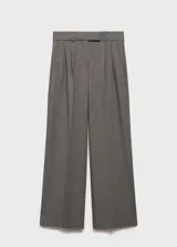 Pantalón de vestir wide leg color marrón, con tiro alto, pinzas frontales, bolsillos laterales y cierre frontal con botón, gancho y cremallera.