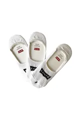 Pack de tres pares de medias invisibles blancas marca Levi's, con logo en el empeine, soporte de arco y antideslizantes.