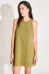 Vestido corto de gabardina color verde oliva, con escote cerrado y silueta amplia.