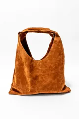 Bolso tipo hobo de gamuza color marrón, con diseño de flecos en los laterales y correa integrada al cuerpo del bolso.