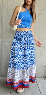 Falda larga de corte recto, con cintura elastizada y estampado de guardas geométricas en azul y blanco.