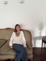 Camisa color crema de mangas largas con puños, escote redondo y detalle de puntilla en el frente.