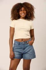 Short de jean azul rígido, de tiro alto y corte holgado.