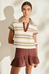 Minifalda tipo short color marrón, con cintura elástica fruncida y volado en el ruedo.