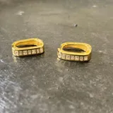 Par de aros dorados de plata 925 con acabado en oro de 18k y circonias cúbicas.
