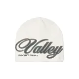 Gorro tipo beanie de lana color beige con estampa frontal en gris que dice Valley Sport Dept.