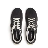 Championes urbanos Merrell modelo Relay Fly Vent Se, color negro con detalles en blanco crema. Presentan un diseño aerodinámico con refuerzos de gamuza y una distintiva letra M en el lateral, combinando estilo deportivo con funcionalidad urbana.