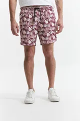 Short de baño celeste y azul con cintura elástica ajustable con cordón, dos bolsillos laterales y uno trasero. Confeccionado en tela ligera de secado rápido y logo bordado.