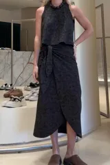 Falda envolvente tipo pareo de largo midi, confeccionada en lino. Presenta un estampado con bloques de color en tonos chocolate, pistacho y crudo.