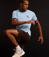 Bermuda deportiva Get Over de color beige, con cintura elástica, cordón ajustable contrastante, bolsillo trasero y pequeña estampa localizada.