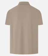 Remera polo slim color tostado, con textura acanalada, manga corta y cierre frontal de botones.