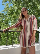 Camisola corta tejida en hilo de algodón con diseño de rayas verticales de colores y calados.