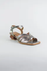 Sandalias doradas con capellada de cuero metalizado y malla, puntera cuadrada, tira ajustable al tobillo y taco geométrico de madera.
