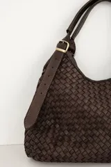 Cartera tipo hobo color suela, confeccionada en cuero con diseño trenzado y correa ajustable con hebilla metálica dorada.