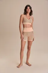 Short deportivo blanco con finas líneas horizontales grises, de tiro alto y corte ajustado.