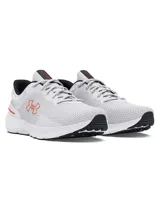 Championes de running Under Armour Charged Escape 4 NM, color gris claro con detalles en naranja y negro. Presentan parte superior de malla técnica transpirable, contrafuerte externo en el talón para mayor sujeción y mediasuela Charged Cushioning para una amortiguación óptima.