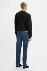 Jean de hombre Levi's modelo 502 Regular Taper ADV, color azul oscuro con lavado medio. Corte regular en muslos y tapered en piernas. Confeccionado con tecnología Levi's Flex para mayor comodidad y flexibilidad.