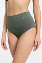 Bombacha de tiro alto confeccionada en microfibra sin costuras, con diseño básico y logo pequeño estampado en el frente.