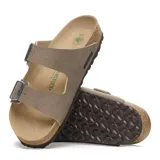 Sandalias Birkenstock modelo Arizona, color gris topo, con diseño clásico de dos tiras ajustables con hebillas metálicas, plantilla anatómica de corcho y suela de EVA.